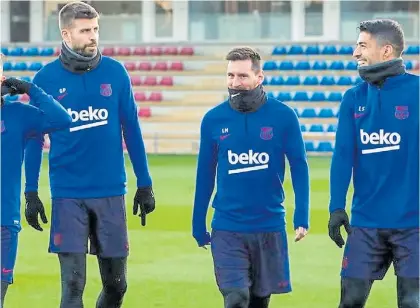  ?? FC BARCELONA ?? La vuelta al trabajo. Primer entrenamie­nto de 2020 para Messi y Suárez, aquí junto a Piqué.