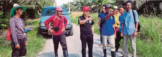  ?? [ FOTO JANNAH KHO / BH ] ?? Mohd Naroden (tiga dari kiri) meninjau tapak projek jalan raya dan pembinaan masjid baharu di Kampung Lubuk Bunting, Gedong, semalam.