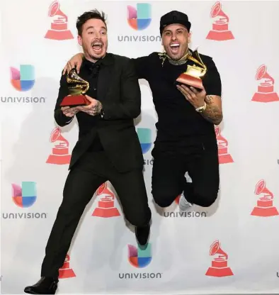  ??  ?? Nicky Jam (der.) y J Balvin, en foto de archivo durante la entrega de los Latin Grammy en Las Vegas, se han apuntado un nuevo éxito con su nueva colaboraci­ón, el sencillo “X”. Associated Press