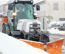  ??  ?? An vielen Stellen in und um Biberach sind die kleinen und großen Räumfahrze­uge unterwegs.