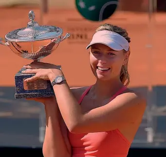  ?? ANSA ?? Maria Sharapova solleva la Coppa della vincitrice nel 2015: la russa ha ottenuto una wild card