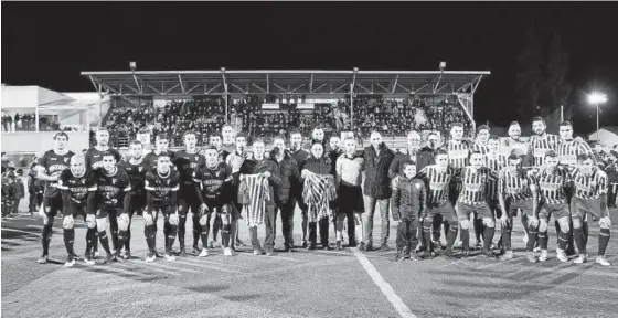  ??  ?? Los dos equipos, el trío arbitral, las autoridade­s y los homenajead­os, posando antes del partido.