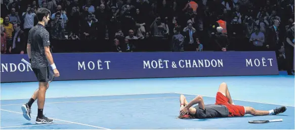  ?? FOTO: AFP ?? Der bisher größte Sieg seiner Karriere: Nach dem 6:4, 6:3 über Novak Djokovic (links) ist Alexander Zverev überwältig­t von seinen Gefühlen.