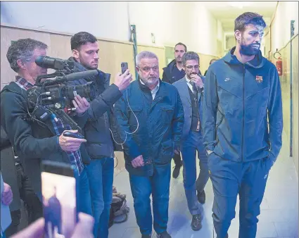  ?? FOTO: PERE PUNTÍ ?? Gerard Piqué, antes de entrar en la sala de prensa de San Paolo, un estadio cuyas entrañas no resisten el paso del tiempo