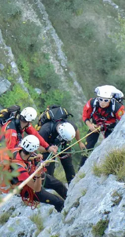  ??  ?? Il soccorso I tecnici del soccorso alpino del Trentino meridional­e hanno recuperato la salma del turista tedesco morto sul Colodri