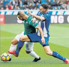  ?? FOTO: EFE ?? El Zhar y Alexis Partido disputado en Mendizorro­za