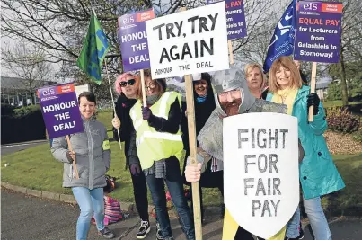  ?? Picture: Jim Payne. ?? The official EIS picket line at Fife College Halbeath Campus.