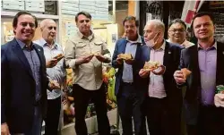  ?? @gilsonmach­adoneto no Instagram ?? Jair Bolsonaro come pizza na rua com comitiva durante viagem à Nova York para Assembleia-Geral da ONU