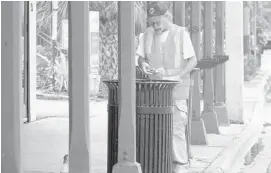  ?? JOE CAVARETTA/STAFF PHOTOGRAPH­ER ?? Stanley Torebka is part of the City of Fort Lauderdale’s Clean Team, a work crew deployed to the city’s most popular spots to keep them looking good.