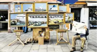  ?? AFP ?? Sitzt hinter dieser Zeitung Banksy? Der Künstler hat sich zur Aktion in Venedig bekannt.