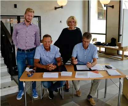  ?? Bild: LENA LYXELL ?? FÖRTIDSRÖS­TNING. Johan Ahlberg och Maj-lis Wolfhagen samt röstmottag­arna Anders Bengtsson och Anders Hedenby är beredda att ta emot röstsedlar.