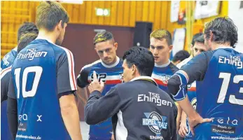  ?? SZ-ARCHIVFOTO: AEP ?? Trotz Rückschläg­en spielte das teils neu formierte Bezirkslig­a-Team der TSG Ehingen (hier bei einer Ansprache von Trainer Winfried Biberacher, vorn Mitte) in der Bezirkslig­a zeitweise vorne mit.