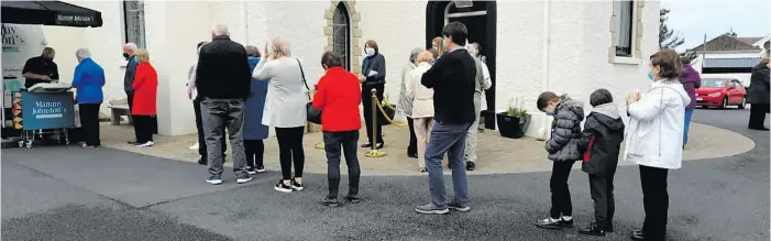  ??  ?? Parishione­rs queuing for their free Mammy Johnston’s ice cream after Mass in Strandhill on Sunday.