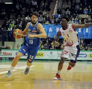  ??  ?? In trasferta I biancoblù di Stefano Pillastrin­i affrontano la trasferta di Roseto degli Abruzzi con una lunga serie di infortuni