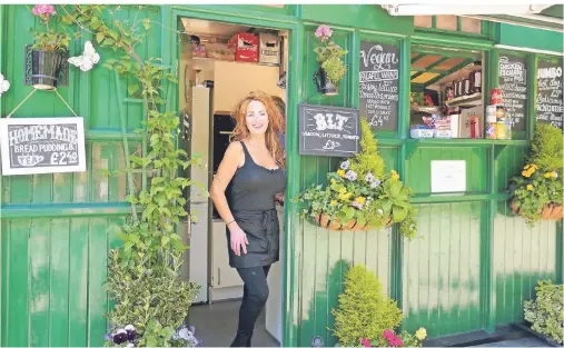  ?? FOTOS: DÖRTE NOHRDEN ?? Katie Simmonds versorgt in ihrer kleinen grünen Hütte Taxifahrer aus ganz London.