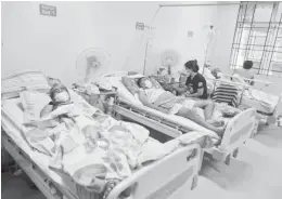 ?? (Ali Vicoy) ?? LEPTOSPIRO­SIS patients undergo treatment at the San Lazaro Hospital in Manila.