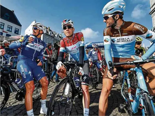  ?? Foto: S. Waldbillig ?? Anstatt an der Seite von Julian Alaphilipp­e (l.) zu fahren, scheint Bob Jungels ein neuer Teamkolleg­e von Ben Gastauer (r.) zu werden.