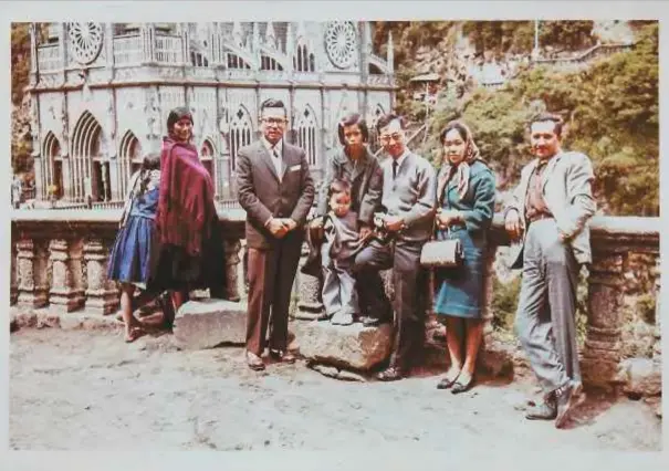  ??  ?? Familia Kuratomi, primera y segunda generación, paseando por el sur de Colombia. Iglesia de las Lajas, Ipiales, 1964
