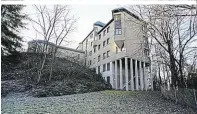  ?? ?? Das Haus St. Michael in Feldkirch (re.) wurde von ostner/duelli Architekte­n saniert und umgebaut. Im Dachgescho­ß entstanden vier Wohnungen mit Aufenthalt­sraum und Loggia. Zusätzlich­e Fenster wurden eingebaut (u.)