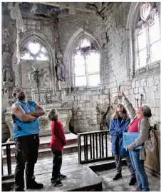  ??  ?? Une première visite de l’église était organisée pour évaluer l’état le plus précis possible de l’édifice