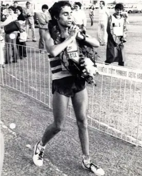  ?? Picture: DOUG PITHEY ?? GIVING THANKS: Bernard Rose savours his SA marathon record after winning the 1983 Peninsula Marathon .