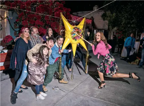  ??  ?? La familia Barrio Bravo desafió el frío para salir al patio a romper la piñata.