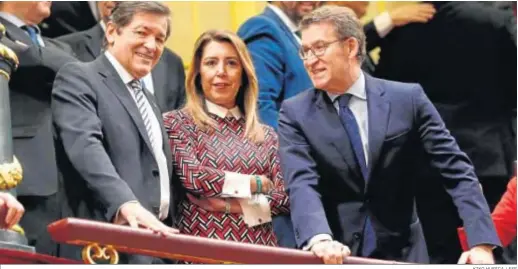  ?? KIKO HUESCA / EFE ?? Susana Díaz, flanqueada en la tribuna de invitados del Congreso por el presidente de Asturias, Javier Fernández, y el de Galicia, Alberto Núñez Feijóo.