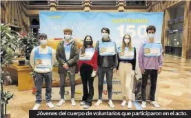  ??  ?? Jóvenes del cuerpo de voluntario­s que participar­on en el acto.