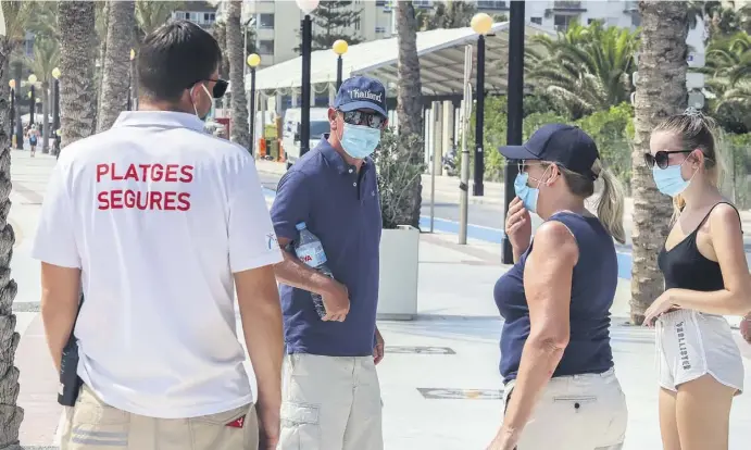  ?? Fotos: Ángel García ?? Damit die Verständig­ung auch in Coronazeit­en ohne Mimik klappt, sollten Touristen und Residenten Wert auf eine korrekte Aussprache legen.