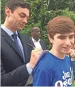  ?? ELIZA COLLINS, USA TODAY ?? Democrat Jon Ossoff autographs the sign of a young supporter.