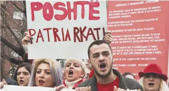  ??  ?? Des hommes ont aussi pris part à différente­s manifestat­ions à travers le monde, notamment à Pristina, en Albanie. Sur l’affiche, on peut lire: «À bas le patriarcat!» - Associated Press: Visar Kryeziu