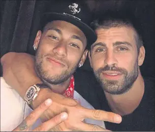  ?? FOTO: TWITTER GERARD PIQUÉ ?? Gerard Piqué colgó esta foto con Neymar y el ya famoso mensaje “se queda”