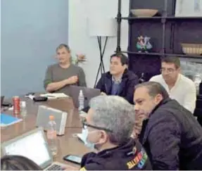  ??  ?? ESTRATEGIA. Andrés Arauz junto con Rafael Correa y otros miembros cercanos del correísmo en una reunión celebrada en México, en noviembre de 2020.