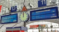  ?? Foto: dpa ?? Kurz vor zwölf – wie spät ist es für die Deutsche Bahn? Das Unternehme­n soll vom Staat frisches Geld bekommen, will aber auch Milliarden einsparen.