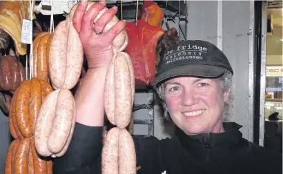  ?? PHOTO: JARED MORGAN ?? Prizewinni­ng product . . . Holding her gold medalwinni­ng pork and fennel sausage is The Fridge butchery and delicatess­en owner Jayne McMillan.