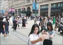  ?? GAO ERQIANG / CHINA DAILY ?? The opening of the extension of the pedestrian street of the country’s top commercial street, Nanjing Road, attracts a crowd of visitors.