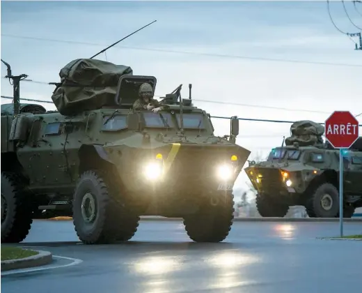  ??  ?? Des militaires sont arrivés à Rigaud en fin de soirée hier à bord de véhicules blindés légers équipés pour affronter les flots. D’autres escadrons en provenance de la base militaire de Valcartier se sont rendus à Gatineau, Laval et Shawinigan.