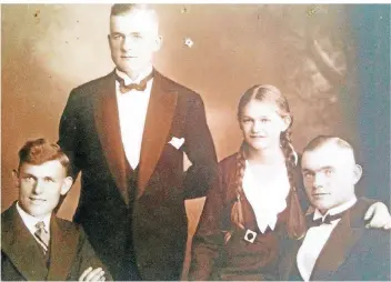  ?? FOTO: AH ?? Alma Lickfett mit ihren drei Brüdern Otto, Ernst und Fritz in den 1930er Jahren. Alle drei Brüder starben im Krieg.