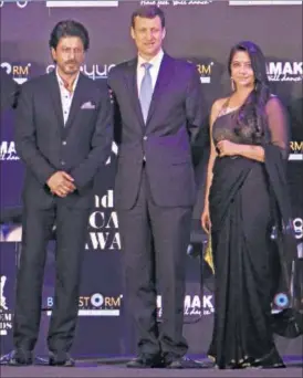  ?? PHOTOS: HTCS/ PRAMOD THAKUR ?? Shah Rukh Khan with Tom Vajda and Vandana Krishna (above)