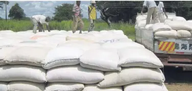  ??  ?? Farmers selling maize to FRA