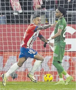 ?? Josep Lago / AFP ?? Savinho celebra su gol junto a Mojica, ayer en Montilivi.