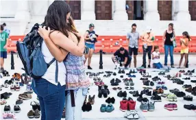  ??  ?? Cientos de pares de zapatos en San Juan fueron colocados a modo de tributo