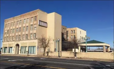  ?? RICHARD PAYERCHIN — THE MORNING JOURNAL ?? The Broadway Building, 301 Broadway, Lorain, is pictured on Dec. 8, 2017. The building also has been called the Spitzer Plaza Hotel and the Lorain Renaissanc­e Inn.