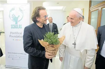  ??  ?? ¿Corrección o impostura? El rockero Bono lleva un obsequio al Papa Francisco.
