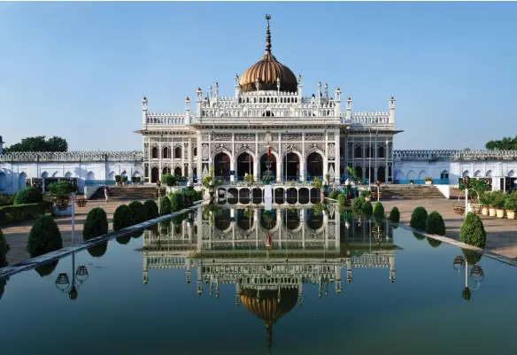  ??  ?? Above: Chhota Imambara monument