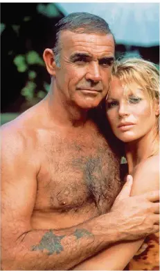  ?? FOTO: DPA ?? „James Bond“-Darsteller Sean Connery gilt mit seinem Brusthaar seit jeher für viele Frauen als Inbegiff der Männlichke­it. Das Foto von 1983 zeigt den britischen Schauspiel­er mit Kim Basinger in dem Film „Sag niemals nie“.