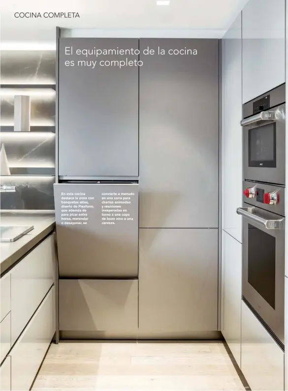  ??  ?? En esta cocina destaca la zona con banquetas altas, diseño de Flexform, que además de para picar entre horas, merendar o desayunar, se convierte a menudo en una zona para charlas animadas y reuniones inesperada­s en torno a una copa de buen vino o una cerveza.