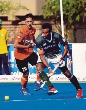  ?? PIC COURTESY OF ASIA HOCKEY FEDERATION ?? Malaysia’s Shahril Saabah (centre) vies for the ball with an India player in an Asia Cup round robin match in Dhaka, Bangladesh yesterday.