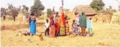  ??  ?? Rural dwellers look on from about 500 meters off the well site