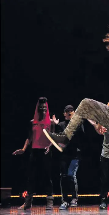  ??  ?? FESTIVAL: Sammen med kollegene i Decadancet­heatre i New York lever Ann-Sylvia Clark ut dans